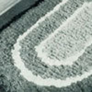 K&ouml;nnte beinhalten: Ein grauer und wei&szlig;er ovaler Teppich mit geflochtener Textur. Der Teppich hat einen wei&szlig;en Rand.