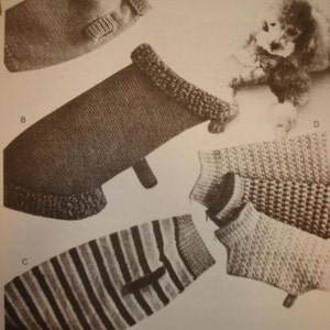 Op de afbeelding: Vier verschillende gebreide hondenvesten in verschillende patronen en kleuren. De vesten liggen op een witte achtergrond. De vesten zijn gemarkeerd met A, B, C en D.