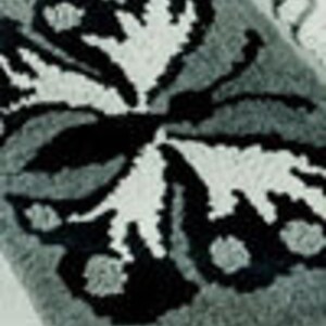 K&ouml;nnte beinhalten: Schwarzes und wei&szlig;es Kissen mit geh&auml;keltem Schmetterlingsmuster. Das Kissen ist aus einem strukturierten Garn gefertigt und hat ein gro&szlig;es Schmetterlingsmuster in der Mitte.