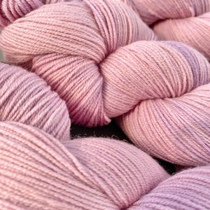 Handgefärbte Naturwolle – Cochineal + Blauholz – Colori Les hydrangeas du château des Ravalets – Fingering