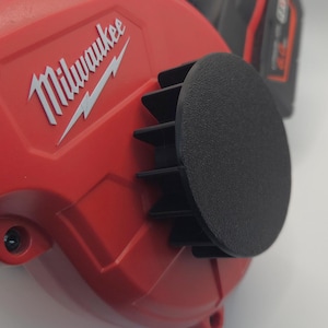 Protezione di aspirazione per soffiatore compatto Milwaukee: impedisce che i vestiti si impiglino e preserva il flusso d&#39;aria. Installazione facile e senza attrezzi! Ottima idea regalo!