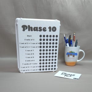 Conjunto de jogos de cartas Ultimate Phase 10: organizado e elegante com estojo de transporte, cartão de pontuação, porta-cartas, pinos magnéticos coloridos e suporte para baralho.