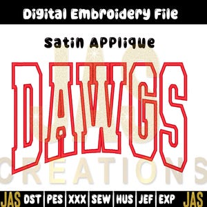 Pu&ograve; includere: File di ricamo digitale con la parola "DAWGS" in rosso, in un carattere in stile collegiale. Il design &egrave; etichettato come "Satin Applique" e include vari formati di file. L'immagine ha uno sfondo bianco con il testo "CREATIONS" in basso.