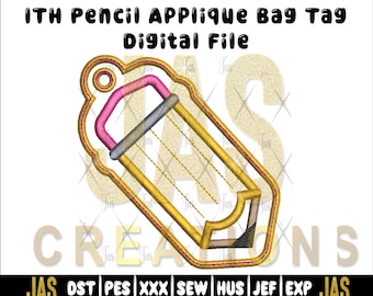 Pode incluir: Um arquivo digital para uma etiqueta de saco com aplique de lápis ITH. O design apresenta um contorno de lápis amarelo com detalhes em rosa, cinza e marrom. O texto "ITH Pencil Applique Bag Tag Digital File" está no topo.