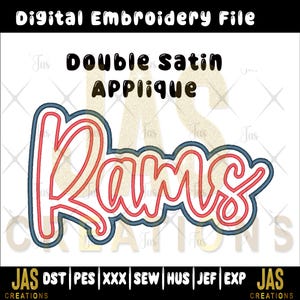Op de afbeelding: Digitaal borduurbestand met het woord "Rams" in een gestileerd, cursief lettertype, omlijnd in rood met een blauwe rand. De tekst "Double Satin Applique" staat boven het woord "Rams". Het bestand is gelabeld "JAS Creations".