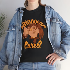 Camiseta clásica unisex con dibujo divertido de búho a quién le importa, raptor despreocupado y humorístico con expresión sarcástica, dibujo de pájaro lindo y caprichoso