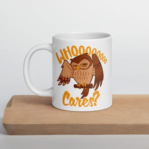 Taza blanca brillante con dibujo divertido de búho A QUIÉN LE IMPORTA, rapaz despreocupado y divertido con expresión sarcástica, taza con animales adorables, dibujo de pájaro caprichoso
