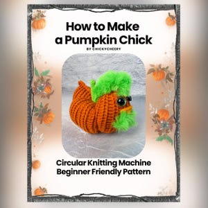 Può includere: Un documento di modello digitale intitolato How to Make a Pumpkin Chick di CHICKYCHEERY che presenta un pulcino all'uncinetto a forma di zucca arancione con capelli soffici verde brillante e un becco, etichettato come Circular Knitting Machine Beginner Friendly Pattern.