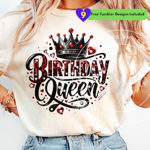 Op de afbeelding: Crèmekleurig T-shirt met een grafisch ontwerp. Het ontwerp toont de woorden "BIRTHDAY QUEEN" in een vetgedrukte, gestileerde lettertype, een zwarte kroon met rode accenten, harten en sprankelende details. De tekst "9 Free Tumbler Designs Included" is ook zichtbaar.