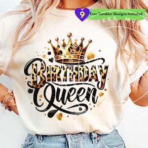 Op de afbeelding: Crèmekleurig T-shirt met een gouden kroon en de tekst "Birthday Queen" in een zwart scriptlettertype met luipaardprint accenten. Gouden harten en confetti-achtige details omringen de tekst. Het shirt bevat de tekst "9 Free Tumbler Designs Included".