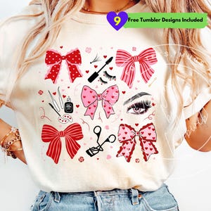 以下が含まれることがあります： クリーム色のTシャツ。赤とピンクのリボン、ハート、マスカラ、まつげ、目などのメイクアップ要素のデザイン。テキスト「9 Free Tumbler Designs Included」も表示されています。