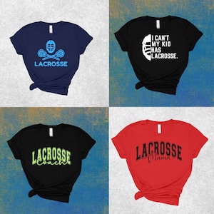 Op de afbeelding: Vier verschillende T-shirts met lacrosse-thema's. Het eerste shirt is donkerblauw met een lacrosse-stick en helm afbeelding en de tekst "Lacrosse". Het tweede shirt is zwart met witte tekst die "Ik kan niet, mijn kind heeft lacrosse." luidt. Het derde shirt is zwart met de tekst "Lacrosse Coach" in groen. Het vierde shirt is rood met de tekst "Lacrosse Mama" in zwart.