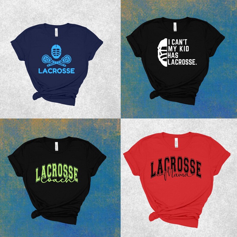 Op de afbeelding: Vier verschillende T-shirts met lacrosse-thema's. Het eerste shirt is donkerblauw met een lacrosse-stick en helm afbeelding en de tekst "Lacrosse". Het tweede shirt is zwart met witte tekst die "Ik kan niet, mijn kind heeft lacrosse." luidt. Het derde shirt is zwart met de tekst "Lacrosse Coach" in groen. Het vierde shirt is rood met de tekst "Lacrosse Mama" in zwart.