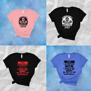 Op de afbeelding: Vier verschillende T-shirts met lacrosse-thema's. De shirts zijn in roze, zwart, zwart en blauw. De ontwerpen bevatten de tekst "World's Best Lacrosse Nana", "World's Best Lacrosse Dad", "I'm a Lacrosse Papa I Could Be Quiet But It's Highly Unlikely", en "I'm a Lacrosse Mom I Could Be Quiet But It's Highly Unlikely".