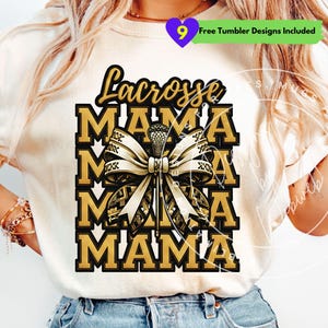 Puede incluir: Camiseta color crema con un diseño dorado y negro. El diseño incluye las palabras "Lacrosse MAMA" apiladas verticalmente, con un gráfico de palo de lacrosse y lazo. La camiseta también tiene un pequeño rectángulo verde con el texto "Free Tumbler Designs Included".