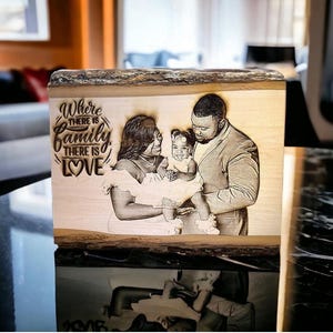 木にカスタム彫刻された写真 | パーソナライズされた木製ウォールアート | 写真からのカスタムポートレート | ユニークな遠距離ギフト | 彫刻された写真