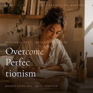 Op de afbeelding: Een printbaar PDF-werkboek voor zelfreflectie getiteld Overcome Perfectionism met begeleide oefeningen en dagelijkse praktijk. Het document toont een persoon die aan een bureau in een notitieboek schrijft, naast een mok en schrijfwaren.
