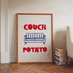 Poster "Couch Potato" - Divertente stampa murale minimalista, tipografia rossa e blu per il soggiorno