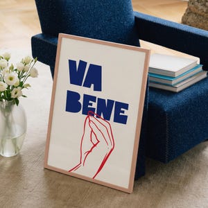 Póster "Va Bene" – Impresión de gestos italianos con la mano, arte mural tipográfico en rojo y azul