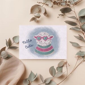 Hello Cutie Greeting Card – Kawaii Sheep Illustration w pastelowym stylu retro, karta A6 z kopertą, uroczy prezent dla niej lub dla niego