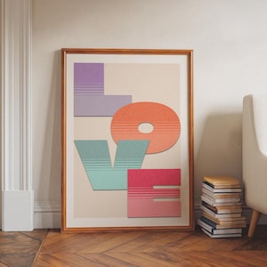 Pôster de tipografia LOVE – Arte de parede retrô colorida com letras grandes e tons pastel, impressão moderna e divertida para decoração de quarto ou presente