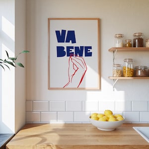 Poster Va Bene – Arte murale con gesti delle mani in stile italiano, stampa minimalista in rosso e blu, tipografia divertente per cucina o parete di una galleria