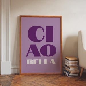 Poster tipografico Ciao Bella - Frase italiana audace da parete, stampa viola retrò, arredamento moderno e femminile, regalo per lei o per gli amanti della moda