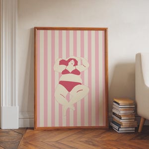 Body Positivity Poster – Selbstliebe-Wandbild mit kurviger Frau im Bikini, Sommerliche Streifen-Kunst in Pink, Feminine Empowerment-Deko