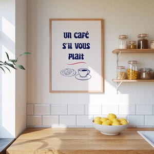 Poster Un Café S’il Vous Plaît – Decorazione da parete con citazione di un café francese con illustrazione di caffè e croissant, stampa da cucina minimalista per un arredamento accogliente