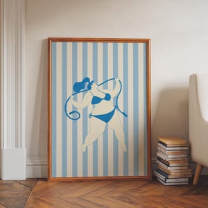 Poster murale Body Positive - Bikini blu intenso con strisce, decorazione estiva femminile, stampa moderna per l'empowerment, regalo per l'amore per se stessi