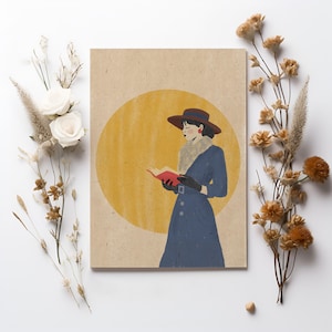 Cartolina con donna elegante che legge – Stampa artistica con illustrazione ispirata al vintage, cancelleria a tema letterario, effimera da collezione