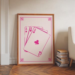 Poster da parete con carte da gioco rosa e assi - Decorazione da parete moderna per sala giochi, stampa in stile pop art, regalo per amanti delle carte e giocatori.