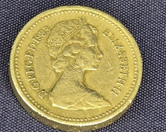 ELIZABETH(*´◒`*) 1983 Queen Elizabeth II One Pound coin - ERROR on Side Coin