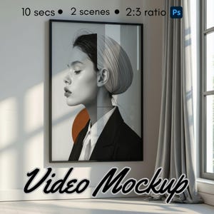 Op de afbeelding: Een ingelijst zwart-wit portret van een vrouw in een zwarte blazer en een wit overhemd, met een oranje cirkel op de achtergrond. De woorden "Video Mockup" staan onderaan. Het frame hangt aan een witte muur naast een raam met grijze gordijnen.