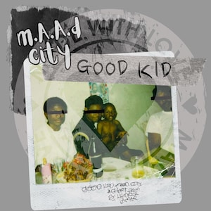 Puede incluir: Gráfico de estilo vintage con una foto familiar dentro de un marco polaroid. La imagen incluye el texto "m.A.A.d city GOOD KID" y "GOOD KID, m.A.A.d city A SHORT FILM BY KENDRICK LAMAR". El fondo es gris descolorido.