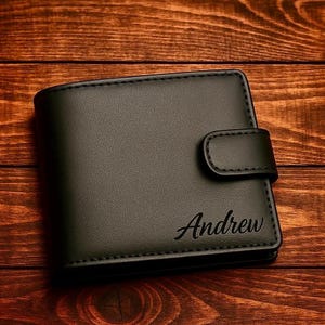 Cartera personalizada para hombre en piel de primera calidad. Ideal como regalo de aniversario o cumpleaños.