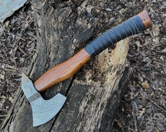 Groomsman Beil aus Damast-Stahl: Palisander Griff und Lederscheide