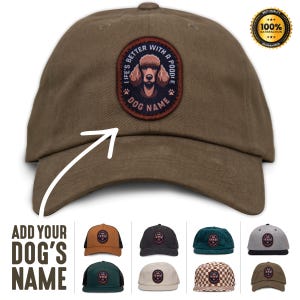 Può includere: Un cappello da baseball marrone con una toppa che dice "Life's better with a poodle" e ha un'illustrazione di un barboncino. La toppa ha uno spazio per il nome del cane. Il cappello è disponibile in una varietà di colori e motivi.