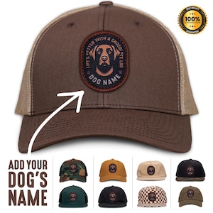 Könnte beinhalten: Braune und beigefarbene Trucker-Kappe mit einem braunen Patch, auf dem "Life's better with a chocolate lab" steht und eine Hundesilhouette abgebildet ist. Der Patch hat Platz für einen Hundenamen.