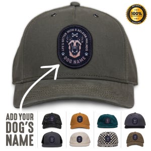 Könnte beinhalten: Eine grüne Baseballkappe mit einem Aufnäher, der einen Belgischen Schäferhund zeigt und den Text "Life's better with a Belgian Malinois" und "Dog Name". Die Kappe ist in verschiedenen Farben und Mustern erhältlich.