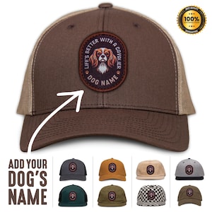 Könnte beinhalten: Braune und beigefarbene Trucker-Kappe mit einem Patch, auf dem ein Cavalier King Charles Spaniel abgebildet ist, sowie der Text "Life's Better With A Cavalier" und "Dog Name".