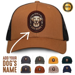 Puede incluir: Una gorra de camionero marrón y negra con un parche de labrador amarillo que dice "Life's better with a yellow lab" y "Dog Name".