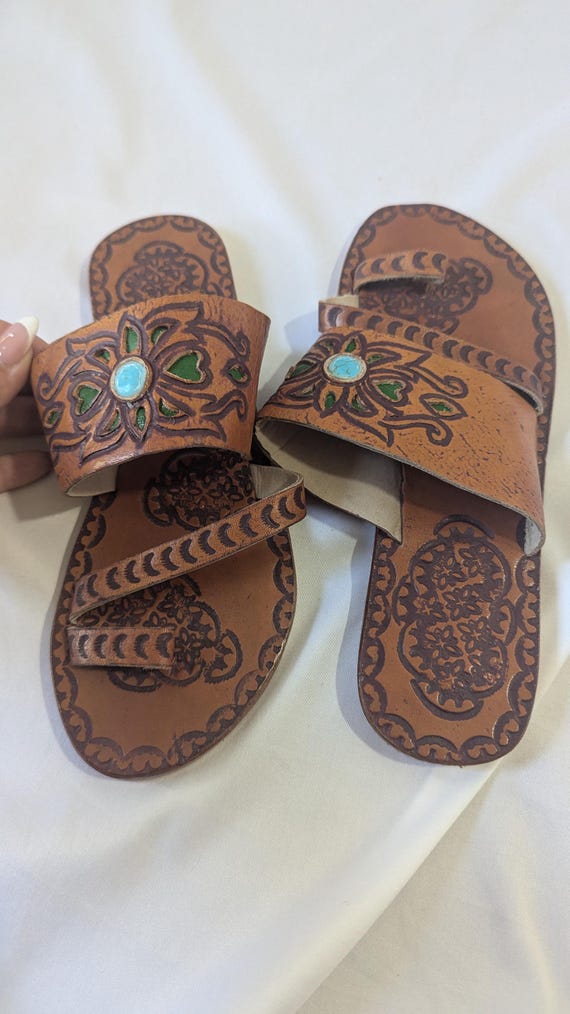 Sandalias de piel marrón hechas a mano con piedra preciosa de