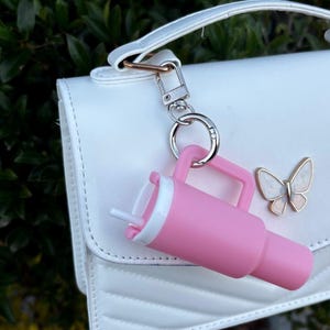 Mini llavero de vaso rosa, lindo accesorio de viaje, idea de regalo personalizada, llavero de vaso pequeño reutilizable, dije exclusivo para bolso, artículos para beber portátiles