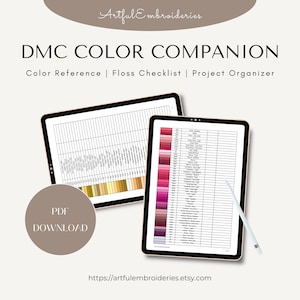 Puede incluir: Una descarga digital en PDF de DMC Color Companion que incluye referencia de color, lista de verificaci&oacute;n de hilos y organizador de proyectos. Dos pantallas de tableta muestran tablas con muestras de color y texto, junto a un l&aacute;piz &oacute;ptico blanco.