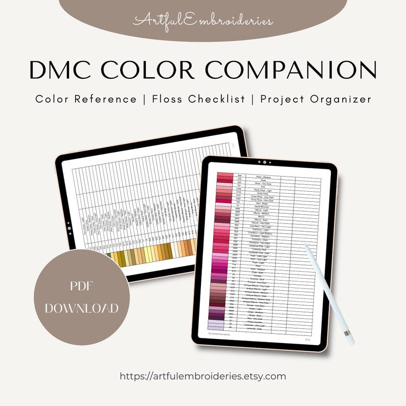 Puede incluir: Una descarga digital en PDF de DMC Color Companion que incluye referencia de color, lista de verificaci&oacute;n de hilos y organizador de proyectos. Dos pantallas de tableta muestran tablas con muestras de color y texto, junto a un l&aacute;piz &oacute;ptico blanco.