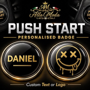 Può includere: Distintivi di avvio personalizzati neri e dorati. Un distintivo ha il nome "DANIEL" in lettere dorate. L'altro distintivo ha una faccina sorridente dorata con gli occhi sbarrati e la lingua che cola. Il testo "PUSH START" è sopra i distintivi.