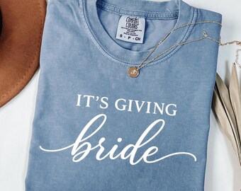 It's Giving Bride Script Shirt, Elegant Bride Lover Tee, Feminine Bride Gift, Wedding Day Sweatshirt, Dainty Bridal Graphic Tee