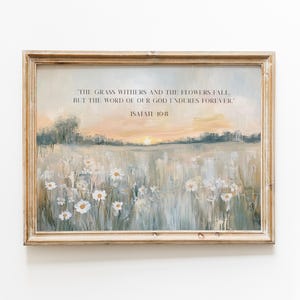 Puede incluir: Pintura de paisaje enmarcada con un marco dorado rústico. La obra representa un campo de margaritas blancas bajo un cielo de puesta de sol. El texto "THE GRASS WITHERS AND THE FLOWERS FALL. BUT THE WORD OF OUR GOD ENDURES FOREVER. ISAIAH 10:8" está en la parte superior.