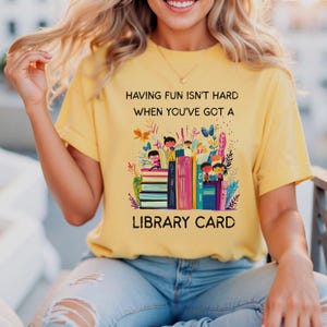 S'amuser n'est pas difficile avec une bibliothèque, une chemise colorée, un t-shirt pour enfant, un cadeau pour les enfants qui aiment lire, un cadeau lecteur unique